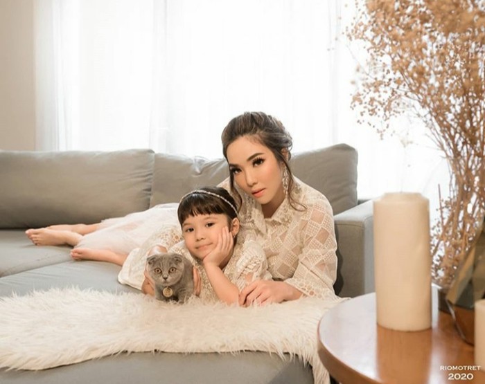Lokasi lain yang dipilih oleh Gisel untuk melakukan pemotretan di rumah adalah ruang tamu. Tidak lupa Gisel mengajak Gempi untuk terlibat dalam pemotretan kali ini. Konsep foto mereka semakin gemas dengan kehadiran kucing kesayangan Gempi. Total harga outfit yang digunakan oleh Gisel adalah Rp2 miliar. (Foto:instagram.com/riomotret/)