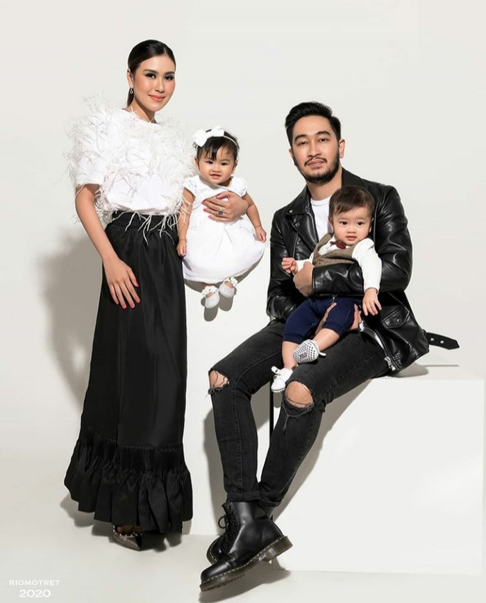 Pertama kali melakukan pemotretan setelah kedua anaknya lahir, Syahnaz menjadi artis Indonesia selanjutnya yang menggunakan outfit dengan harga fantastis, yaitu Rp4,2 miliar. Yup, selain dress, Syahnaz juga memakai perhiasan seharga Rp4 miliar. Perhiasan yang dipakai oleh Syahnaz ini pernah terlibat dalam red carpet di luar negeri, jadi tidak heran jika harganya sangat fantastis. (Foto:instagram.com/riomotret/)