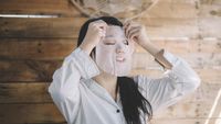 Cara Memakai Sheet Mask Di Malam Dan Pagi Hari Yang Benar