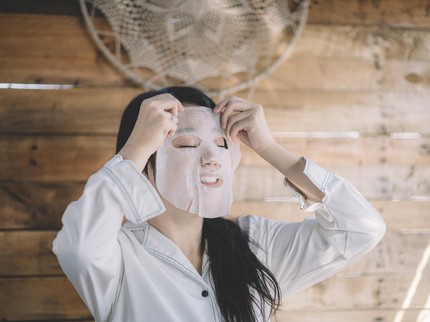 Sheet Mask Lebih Baik Dipakai Pagi atau Malam Hari?
