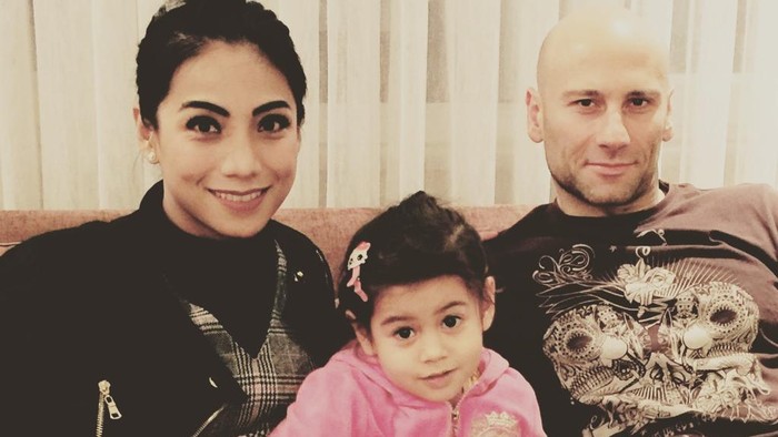 Siti KDI bersama suami dan anak