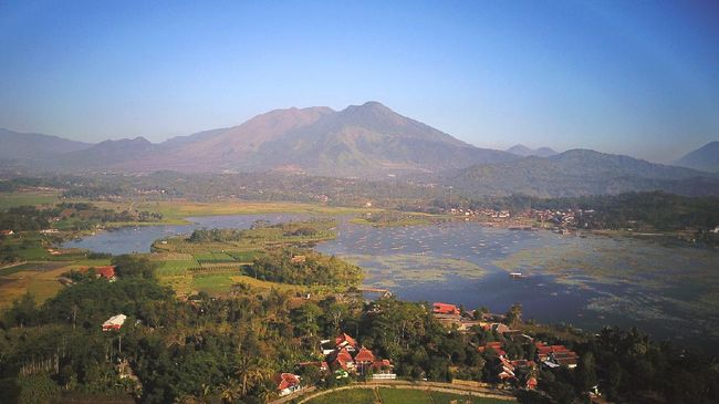 Situ Bagendit di Garut sekilas menawarkan pemandangan mirip dengan Iseltwald di Swiss yang menjadi lokasi syuting  'Crash Landing On You'.