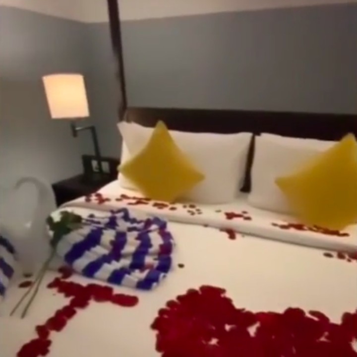<p>Kamar pengantin pasangan ini begitu romantis, Bunda. Ranjang tidur dipenuhi bunga mawar merah yang bertuliskan tanda cinta. (Foto: Instagram Stories @sherel_thalib dan @taqy_malik)</p>