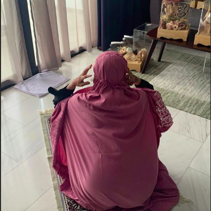 <p>Di salah satu sudut kamar, terlihat seserahan pernikahan pasangan ini. Tampak juga Sherel tengah menunaikan ibadah salat, Bunda. (Foto: Instagram Stories @sherel_thalib dan @taqy_malik)</p>