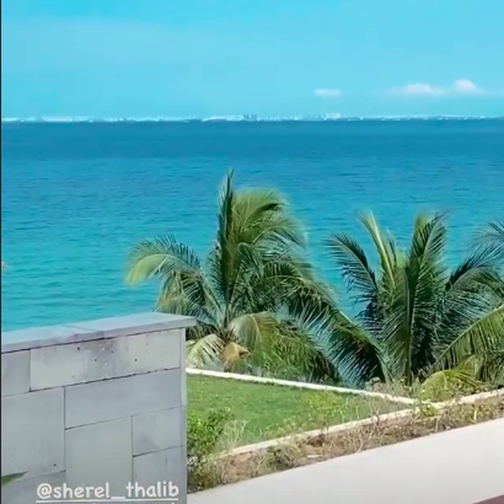 <p>Pemandangan laut indah terlihat dari kamar pengantin Taqy dan Sherel. (Foto: Instagram Stories @sherel_thalib dan @taqy_malik)</p>