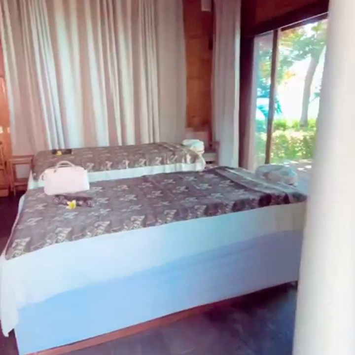 <p>Taqy dan Sherel sempat mengunjungi spa di resor yang lokasinya berdekatan dengan laut. (Foto: Instagram Stories @sherel_thalib dan @taqy_malik)</p>