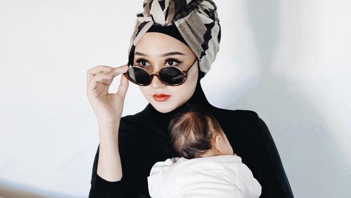 Gaya Hijab Dian Pelangi Setelah Jadi Ibu, Modis dan Simpel Gaya Hijab Dian Pelangi Setelah Jadi Ibu, Modis dan Simpel