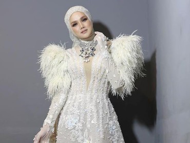 5 Potret Penampilan 'Bolu Kukus' Mulan Jameela