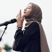 6 Gaya Hijab Feby Putri, Musisi Cantik Bersuara Emas