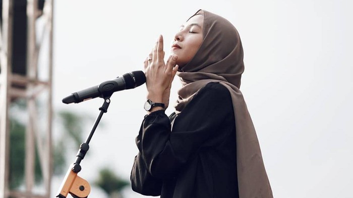 6 Gaya Hijab Feby Putri, Musisi Cantik Bersuara Emas