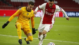 Viral 'Tendangan Gaib' Adrian di Ajax vs Liverpool