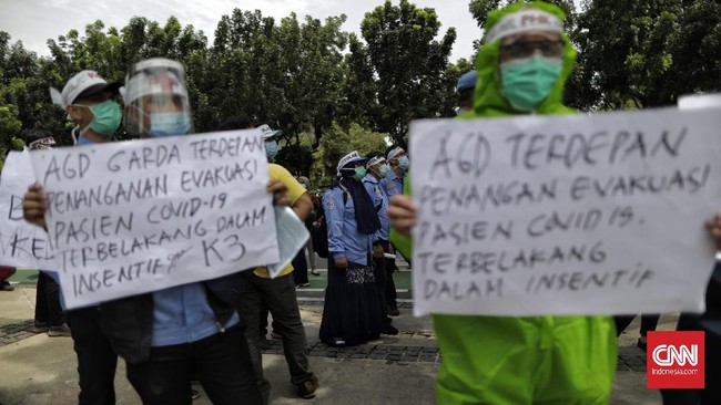 FOTO: Demo Pekerja Ambulans Gawat Darurat di Balai Kota DKI