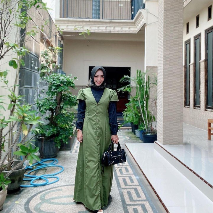 <p>Dalam beberapa kesempatan, Angely juga sering terlihat mengenakan hijab. Banyak netizen memuji penampilannya ini, Bunda. (Foto: Instagram @angelemythasari)</p>