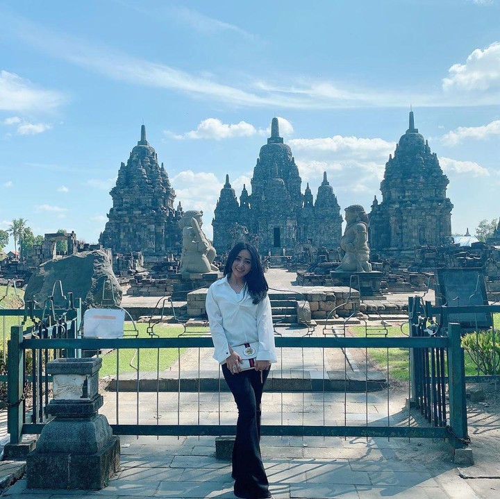 <p>Bila tak mengenakan pakaian dinas, Angely Emitasari kerap berdandan casual. Ia tetap terlihat cantik meski hanya mengenakan kemeja putih dan celana hitam. (Foto: Instagram @angelemythasari)</p>