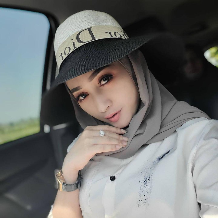 <p>Dalam akun Instagram miliknya, Angely banyak mengunggah foto selfie. Kades cantik ini menunjukkan pose-pose cantik ala selebgram. (Foto: Instagram @angelemythasari)</p>