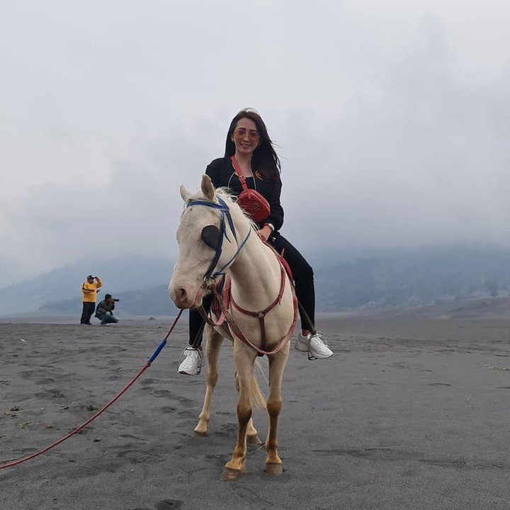 <p>Di sela-sela kesibukannya, Angely tetap menyempatkan diri untuk berlibur. (Foto: Instagram @angelemythasari)</p>