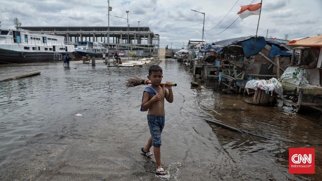 FOTO : Berhari-hari Banjir Rob Rendam Pelabuhan Kali Adem