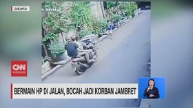VIDEO: Bermain HP di Jalan, Bocah jadi Koban Jambret