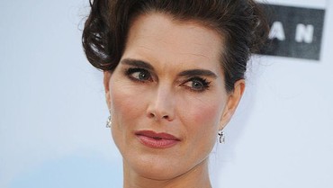Peringati Earth Day 2021, Tubuh Brooke Shields 'Bersatu' dengan Bumi