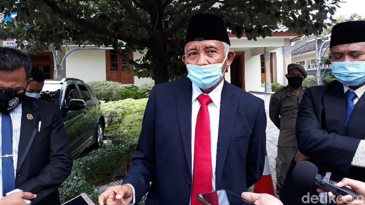 Bupati Sleman, Sri Purnomo saat memberikan keterangan di kantor Pemda DIY, Yogyakarta, Kamis (22/10/2020).