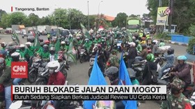 VIDEO: Buruh Blokade Jalan Daan Mogot Tangerang