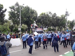 Massa Buruh Semangati Pekerja Ambulans DKI yang Demo Anies Tolak PHK