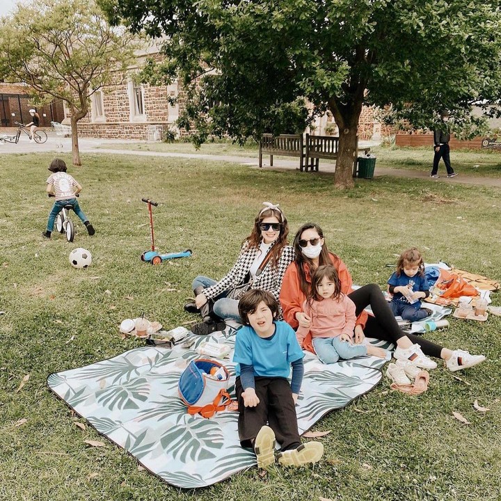 <p>Carissa juga menyempatkan diri mengajak Quenzino dan Zenecka piknik dan bermain ke taman. (Foto: Instagram @carissa_puteri)</p>