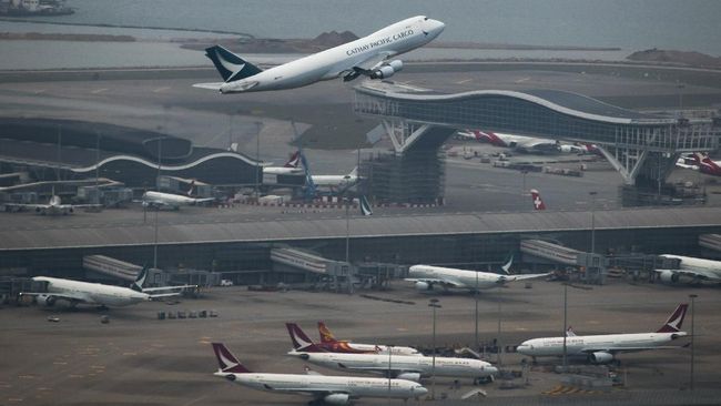 Petugas bandara yang tewas tertabrak pesawat merupakan warga negara Yordania berusia 34 tahun yang bekerja di Hong Kong.