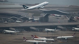 FOTO: Wajah Muram Cathay Pacific Tertekan Corona