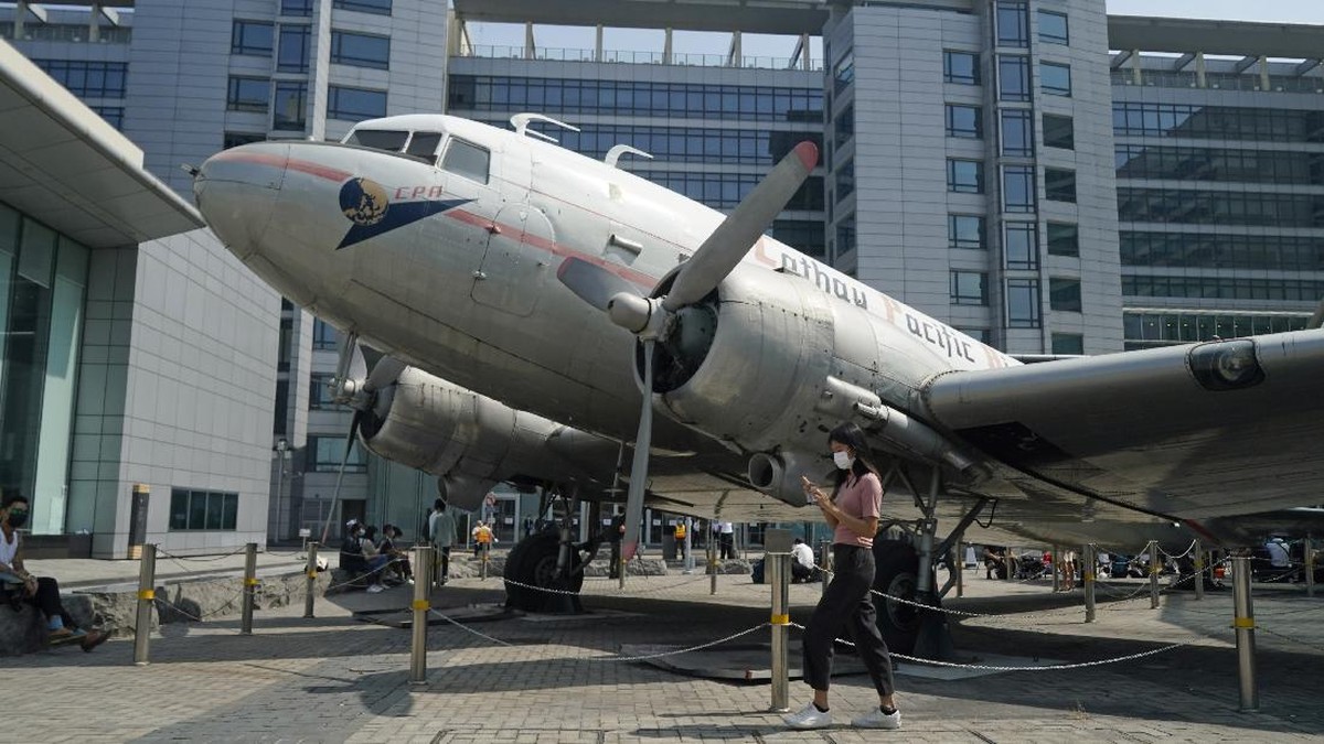 FOTO: Wajah Muram Cathay Pacific Tertekan Corona