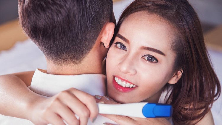 hamil Asian lady very happy and excited after check pregnant, this immage can use for mother, mom, family, woman and pregnant concept