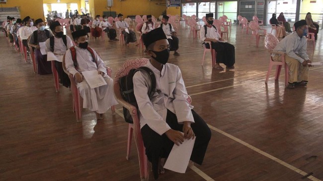 Para santri yang positif itu ada yang dirawat di RS, dan menjalani isolasi di Badan Pelatihan Kesehatan (Bapelkes) Pekanbaru.