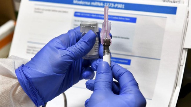 Vaksinolog sekaligus dokter spesialis penyakit dalam dr. Dirga meluruskan anggapan sebagian masyarakat yang masih belum paham pentingnya vaksin Covid-19.