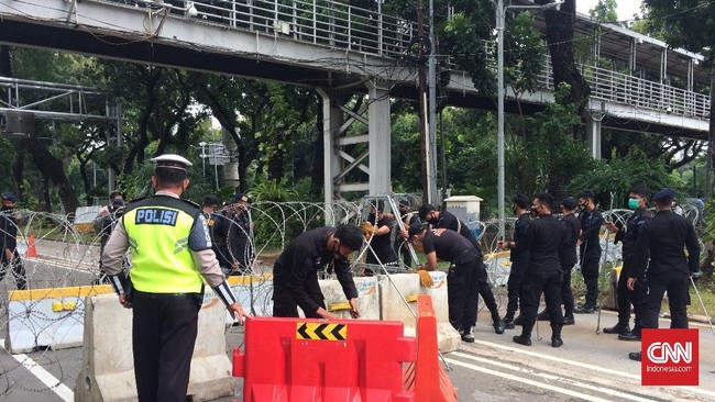 Kepolisian memasang kawat berduri di kawasan Patung Arjunawiwaha, Jakarta Pusat, saat sejumlah mahasiswa hendak menggelar aksi unjuk rasa di Istana Negara.