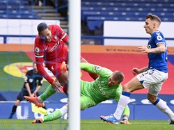 Waduh, Bentuk Lutut Van Dijk Jadi Aneh Usai Diterjang Pickford