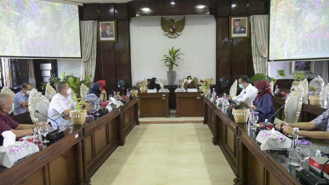 Pansus banjir DPRD DKi Jakara melakukan pertemuan dengan Wali Kota Surabaya Tri Rismaharini untuk belajar cara menangani banjir.