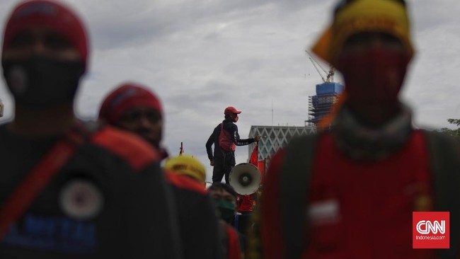 Pengamat menilai aturan pengupahan buruh yang diterbitkan Kemenaker akan mengganggu pemulihan ekonomi karena konsumsi buruh semakin tertekan.