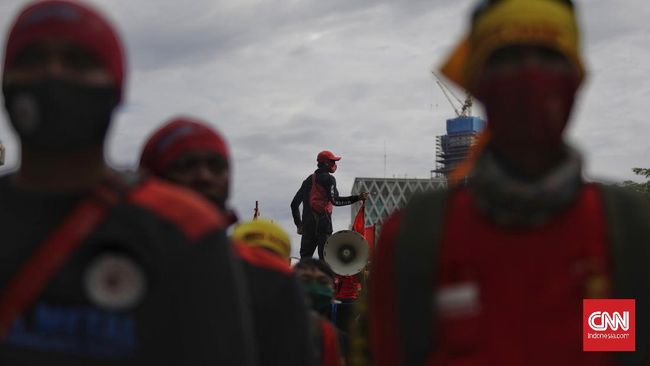 Buruh VS Pengusaha Pengamat menilai aturan pengupahan buruh yang diterbitkan Kemenaker akan mengganggu pemulihan ekonomi karena konsumsi buruh semakin tertekan.