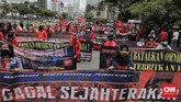 FOTO: Gempita Massa Buruh Tolak UU Ciptaker di Medan Merdeka Massa buruh kembali mendatangi kawasan Medan Merdeka melakukan aksi unjuk rasa tolak UU Ciptaker, namun polisi tetap menyekatnya sampai Patung Kuda saja.
