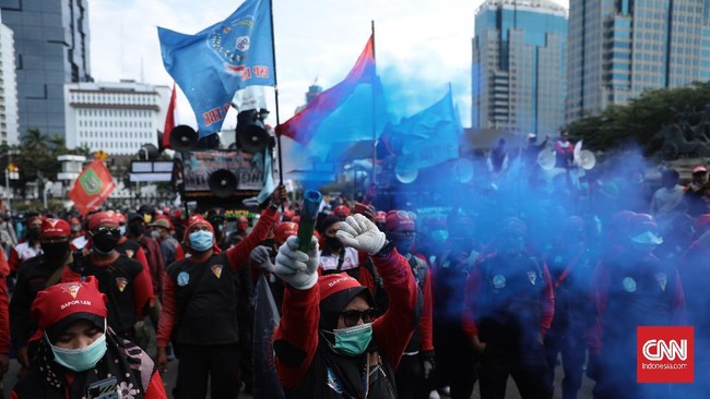 Massa buruh di Bandung berdemo di depan gedung Sate menuntut kenaikan UMP 2021 yang tak naik akibat pandemi covid-19.