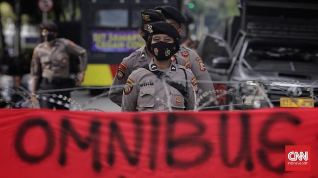 Revisi UU 12/2011 tentang Pembentukan Peraturan Perundang-undangan dianggap jalan terbaik untuk mengadopsi metode penyusunan regulasi dengan model omnibus law.
