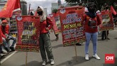 FOTO: Gempita Massa Buruh Tolak UU Ciptaker di Medan Merdeka Massa buruh kembali mendatangi kawasan Medan Merdeka melakukan aksi unjuk rasa tolak UU Ciptaker, namun polisi tetap menyekatnya sampai Patung Kuda saja.