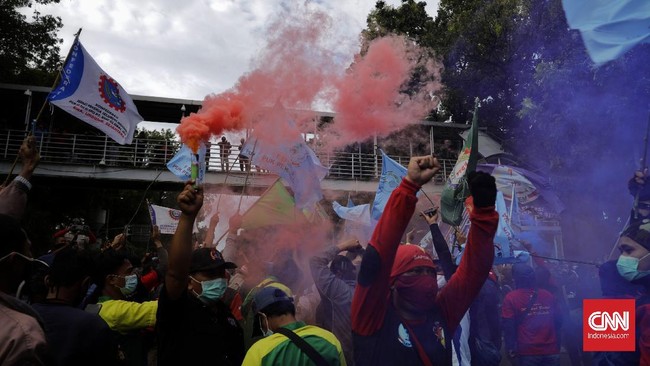 Buruh mengucapkan ikrar saat demo menolak UU Cipta Kerja yang bertepatan dengan Hari Sumpah Pemuda. Salah satu ikrar berbunyi," Bekerja tanpa perbudakan".