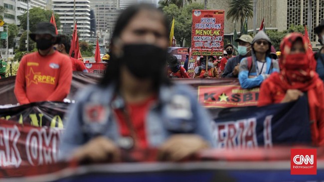 Polisi menangkap pria berinisial DA di tengah aksi buruh di Tangerang. Ia diduga penyusup demo, lantaran saat penggeledahan ditemukan petasan dalam tasnya.