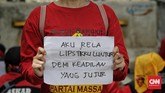 FOTO: Gempita Massa Buruh Tolak UU Ciptaker di Medan Merdeka Massa buruh kembali mendatangi kawasan Medan Merdeka melakukan aksi unjuk rasa tolak UU Ciptaker, namun polisi tetap menyekatnya sampai Patung Kuda saja.