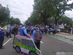 Demo Anies Tolak PHK, Pekerja Ambulans DKI Ngeluh Tak Dapat APD yang Layak