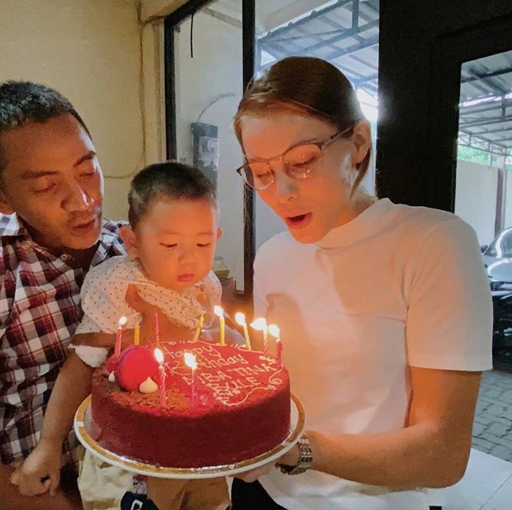 <p>Tina dan suami bersama anak semata wayang mereka. (Foto: Instagram @mbatinabule_official)</p>