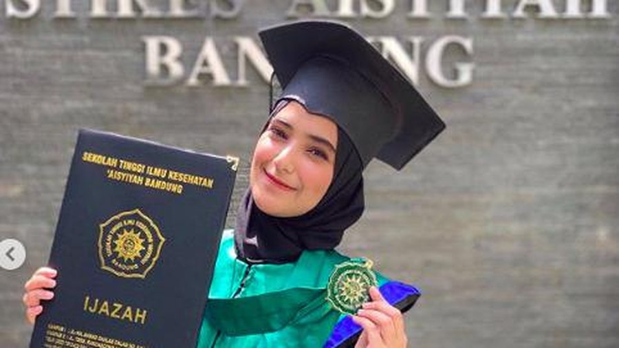 Nadya Mustika wisuda