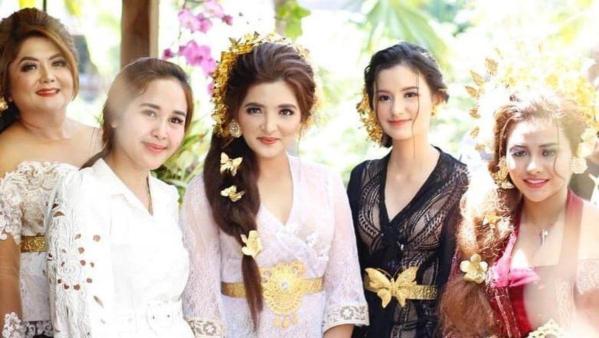 Pacaran Beda Agama&comma; Ini 7 Foto Pacar Azriel Hermansyah