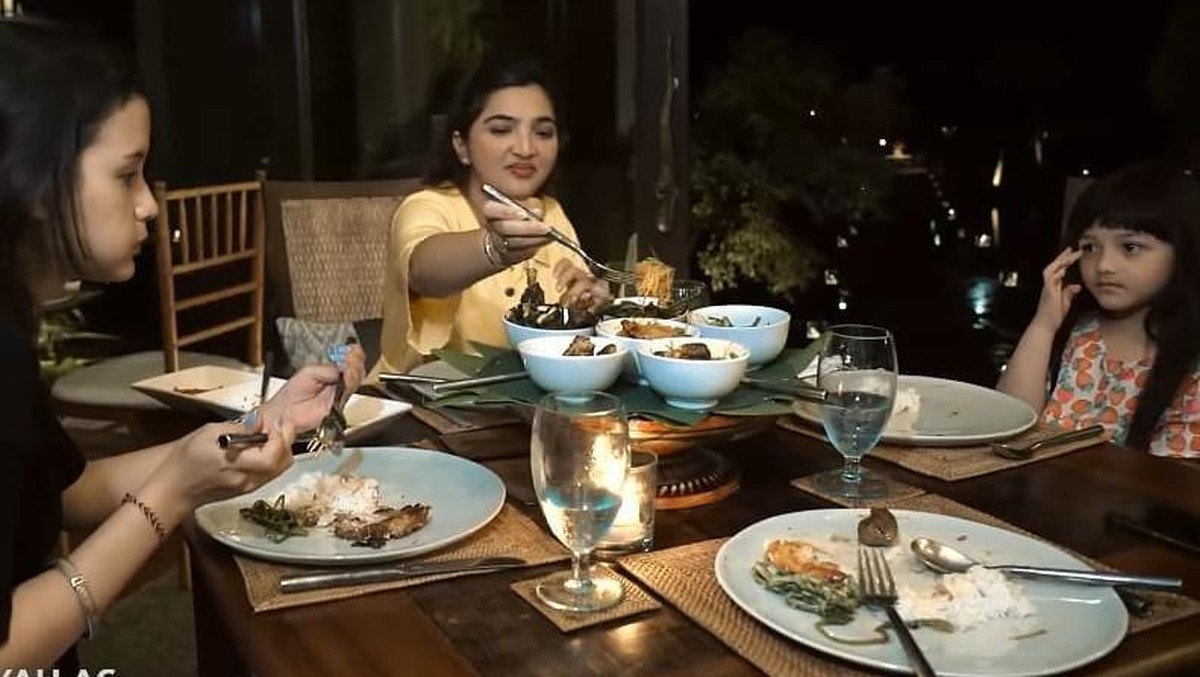 Pacaran Beda Agama&comma; Ini 7 Foto Pacar Azriel Hermansyah